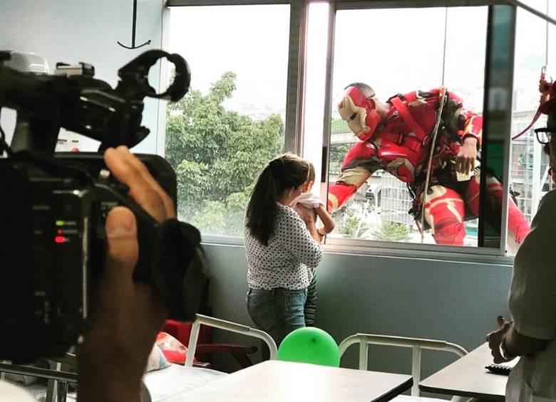 Iron Man saluda a un niño internado en el pabellón infantil del Hospital. FOTO HACHE 15 Alpinismo industrial