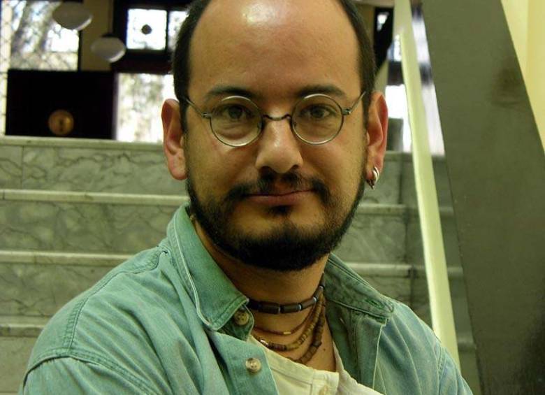 Álvaro Castillo Granada se declara librero de vocación, esa misma que convirtió en su más grande pasión. FOTO colprensa 