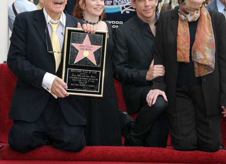 Jerry Stiller recibió una estrella en el pase de la fama de Hollywood. Aquí con toda su familia. FOTO AFP