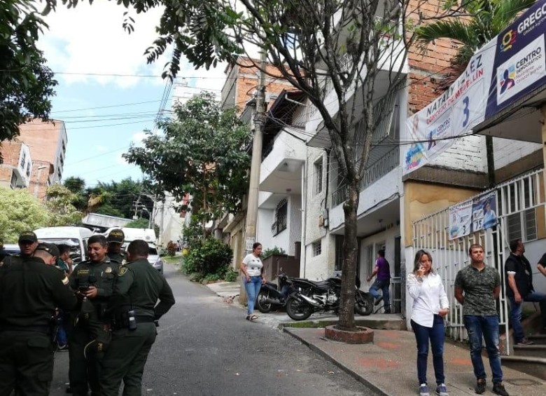 A la sede del asalto, en Villa Hermosa, acudieron las autoridades para iniciar la investigación. FOTO CORTESÍA 