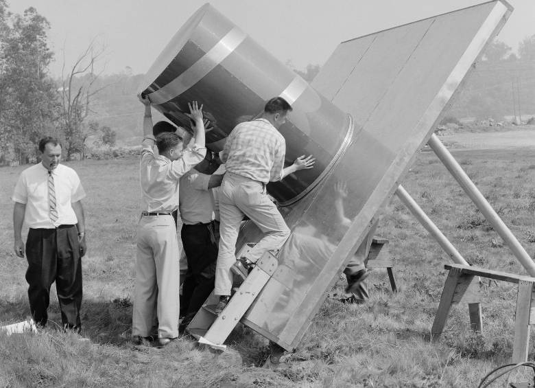 Montaje en 1954 de equipo para recibir las comunicaciones de satélites. FOTOS Nasa Y SSTOCK