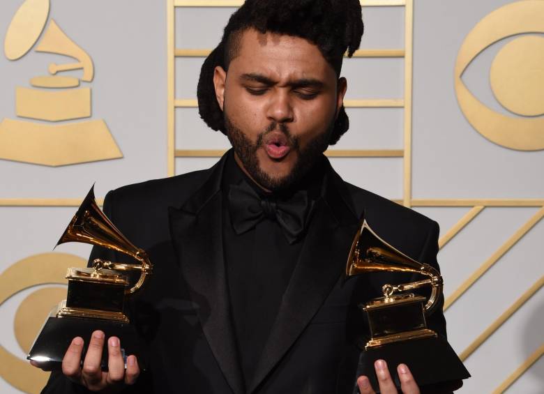 The Weeknd posa con los premios Grammy obtenidos este año. FOTO Archivo AFP