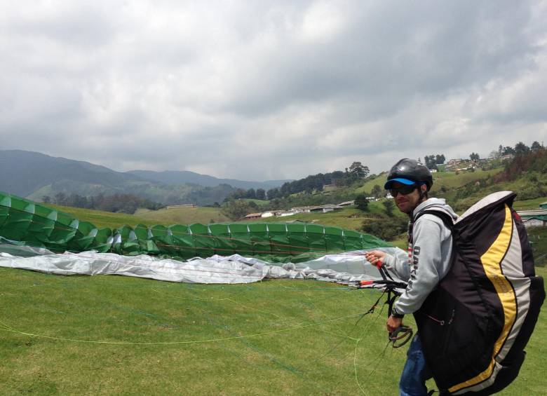 Alejandro Gallego, dueño e instructor de la escuela Dragonfly, comienza a demostrar su talento con el parapente. 