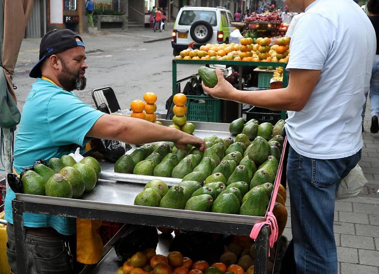 En la esquina de Colombia con la Oriental se ve a Jairo vendiendo sus aguacates, ya famosos. FOTO julio césar herrera