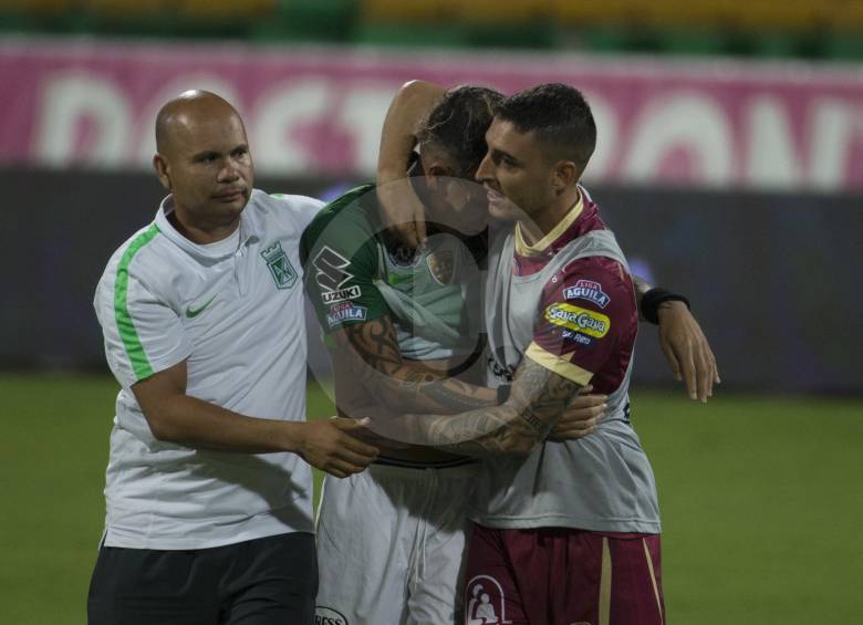 Mariano Vásquez, exjugador de Atlético Nacional, consolando a Dayro Moreno, quien fue el más destacado de los atacantes verdes durante este semestre. FOTO jaime pérez