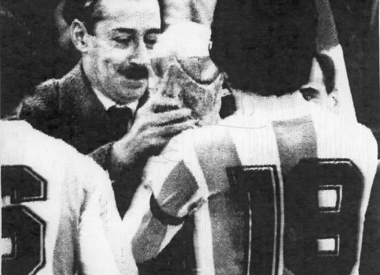 Videla le entregó la Copa del Mundo a Daniel Passarella, capitán de la Selección de Argentina, en el 78. FOTO EFE
