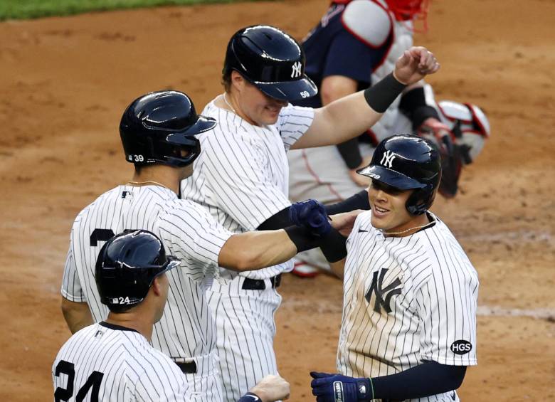 Giovanny Urshela celebra su primer grand slam en Grandes Ligas. En el recuadro, el sorprendente Donovan Solano. FOTOs AFP 