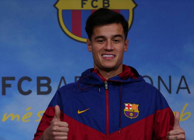 Coutinho ya luce uniforme del Barcelona. Ayer fue presentado a la hinchada del equipo. FOTO reuters