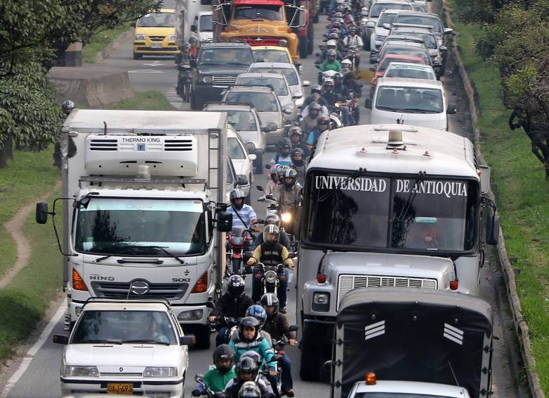 Un total de 1,8 millones de vehículos entre automóviles y motos componen el parque automotor que circulan por el Valle de Aburrá. Suman a la contaminación y el ruido. FOTO Julio César Herrera