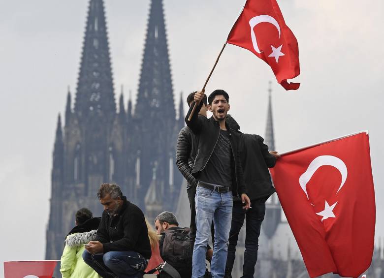 Seguidores de Erdogan se encontraron en Colonia, Alemania, para apoyar al líder. FOTO ap