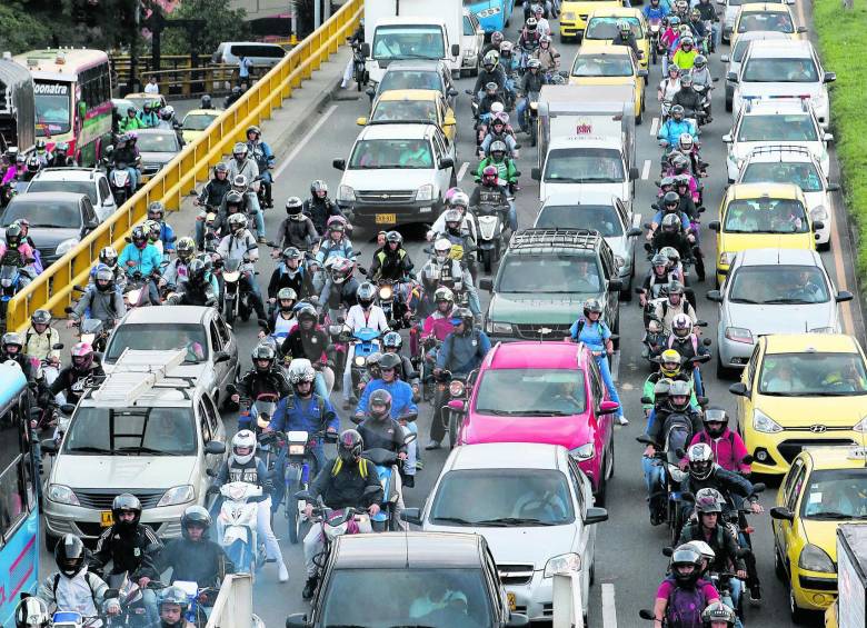 Los motociclistas del Valle de Aburrá están expuestos a la contaminación hasta 10 veces más que peatones y conductores de vehículos. FOTO Juan Antonio Sánchez