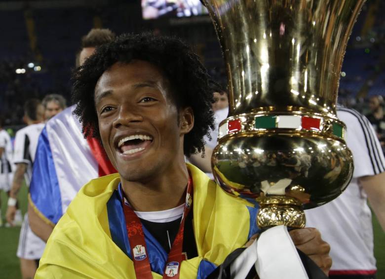 Juan Guillermo Cuadrado levantó su segunda copa consecutiva con Juventus. FOTO AP