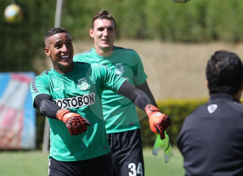 Cristian Bonilla, en primer plano y, Franco Armani, atrás, durante una de las prácticas del conjunto en Guarne. Sana competencia y amistad en la portería de este Nacional. FOTO donaldo Zuluaga