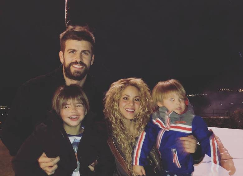 Shakira y Piqué celebrando el fin de 2017 con sus hijos. FOTO: @shakira