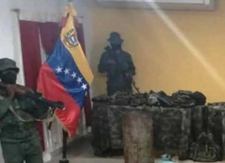 Las fuerzas militares venezolanas encontraron armamento en el lugar en el que se encontraban los seis hombres muertos. FOTO CORTESÍA