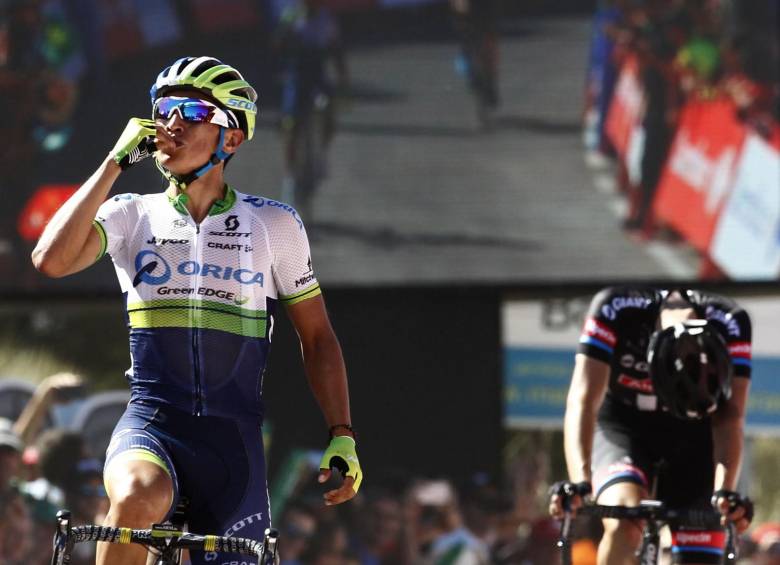 Felicidad total para el colombiano Esteban Chaves con su triunfo en España. FOTO AFP 