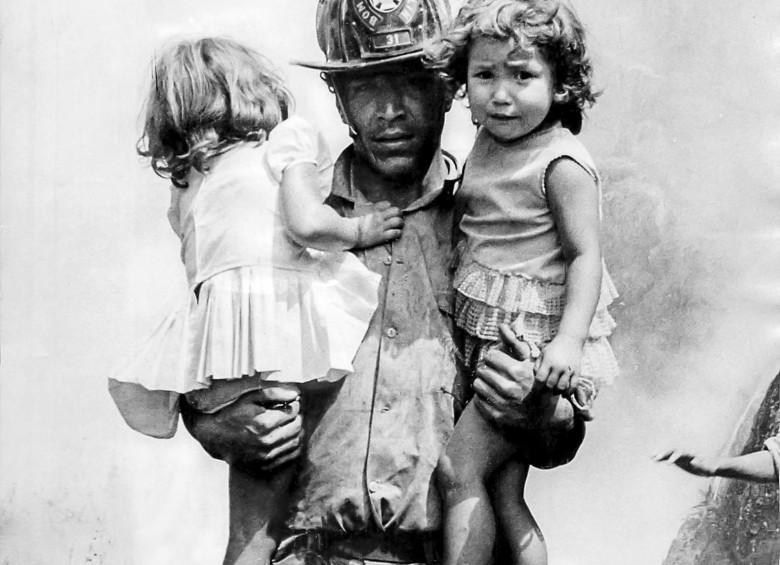 El teniente del cuerpo de bomberos Fernando Serna por su coraje y valentía fué uno de los héroes de la jornada. Foto: Archivo El Colombiano