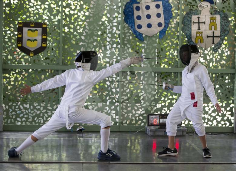 Martín Calvo y Daniel García, en una práctica de fin de semana en el módulo de esgrima en el coliseo de Combates. FOTO Jaime Pérez