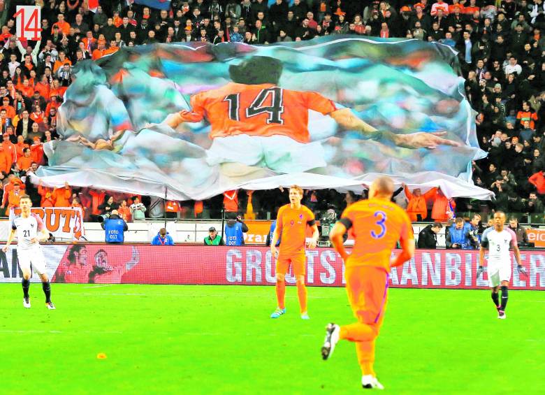 Homenaje al ídolo durante el amistoso Holanda-Francia. FOTO AP