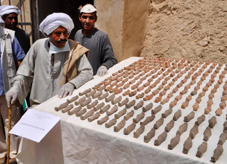 Descubren seis momias en una tumba faraónica en Egipto