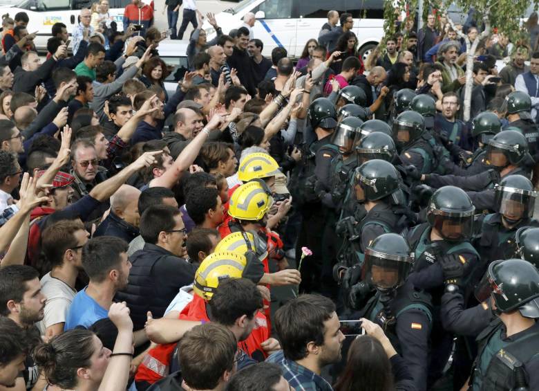 Cataluña vivió durante su referendo, calificado como ilegal, la severa reprensión de la Policía española. FOTO: EFE