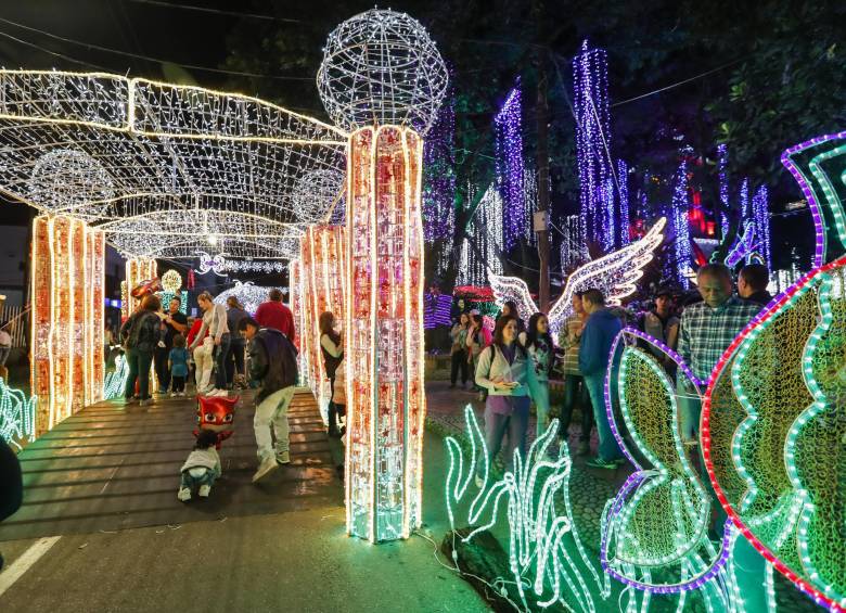 El parque de Sabaneta tiene una especie de túnel de alumbrados.FOTOS Robinson Saenz