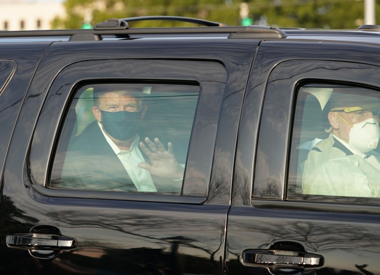 El presidente de los Estados Unidos Donald Trump salió del hospital para saludar a sus seguidores. FOTO: AFP