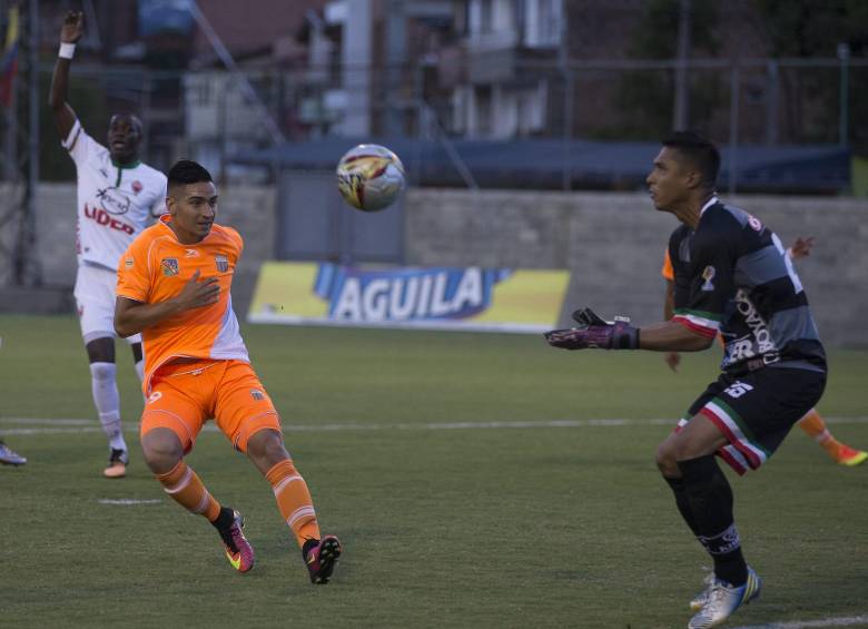 Cristian Arango, el hombre que más inquietó en el primer tiempo a Alejandro Otero. FOTO donaldo zuluaga 