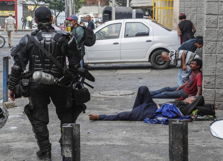 El operativo realizado entre la Policía Metropolitana y la Fiscalía General de la Nación, comprendió el desalojo y allanamiento de varios inmuebles en la avenida De Greiff. FOTO Robinson Sáenz Vargas