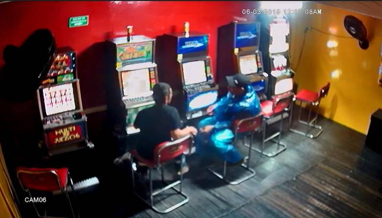 El presunto homicida y su víctima en un casino de Girardota. FOTO CAPTURA DE VIDEO CORTESÍA FISCALÍA