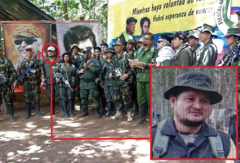 El video en el que “Iván Márquez” y otros excomandantes de las Farc anunciaron que retomarían las armas. En el recuadro aparece alias “Ariel” o “la Frita”. FOTOS: CORTESÍA.