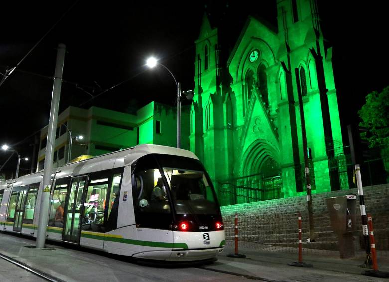 Ensayos del tranvía en las horas de la noche. Personajes: Foto: Julio César Herrera Echeverri