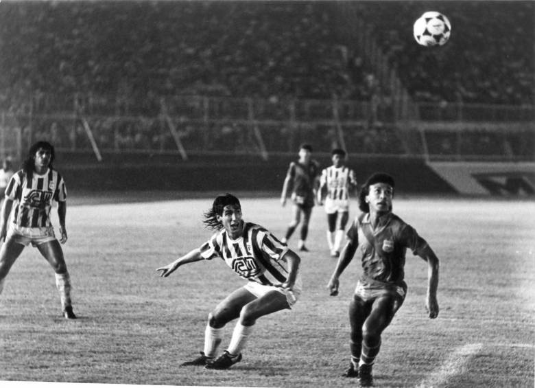 En la imagen se muestra en acción a Andrés Escobar, recordado como uno de los mejores zagueros de la historia del club. FOTO Archivo El Colombiano.