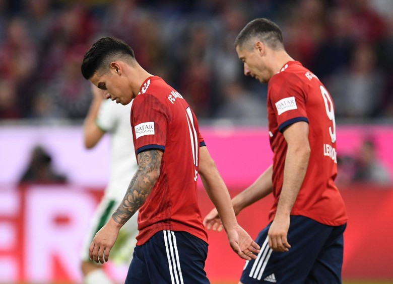 Los jugadores Robert Lewandowski y James Rodríguez salieron con la cabeza gacha tras la derrota en la Bundesliga. FOTO REUTERS