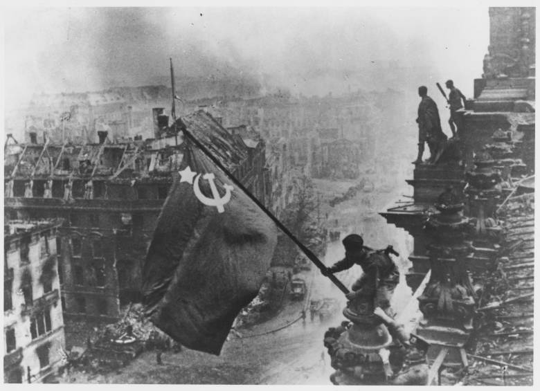 Soldados soviéticos ponen la bandera en Berlín tras derrotar a los nazis y el suicidio de Hitler. FOTO Yevgeny Khaldei / Getty