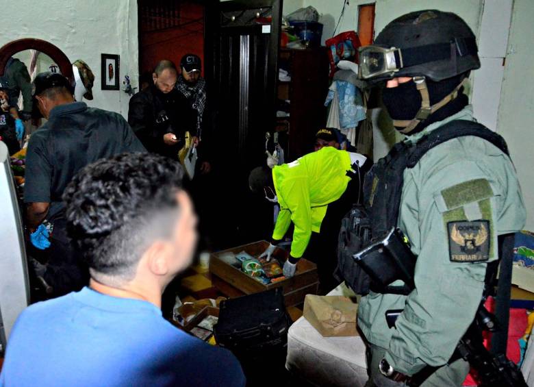En todos los operativos se incautaron sustancias alucinógenas, equipos de comunicación, armas de fuego y dinero, producto de la venta de los estupefacientes. FOTO Cortesía policía Nacional