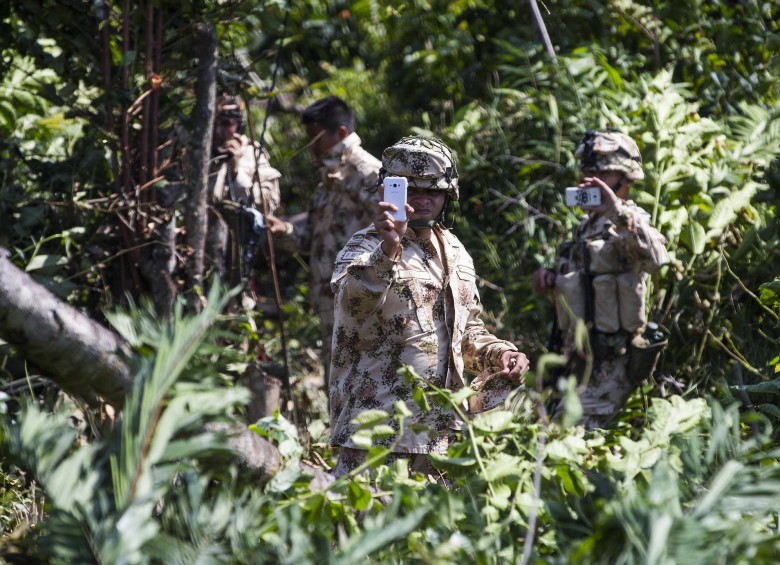 Soldados permanecen en la zona, donde se han registrado combates durante el fin de semana. FOTO JULIO CÉSAR HERRERA