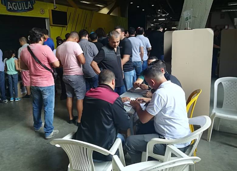 A falta de media hora se registraba una participación cercana al 33 % en la jornada electoral en Antioquia. FOTO MANUEL SALDARRIAGA