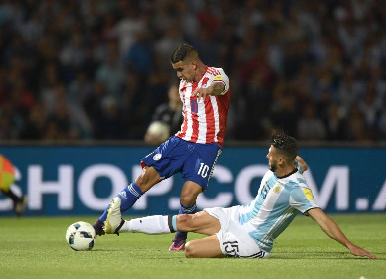 Derlis González, en el momento en el que anotó el tanto con el que Paraguay derrotó a Argentina en Córdoba. FOTO afp