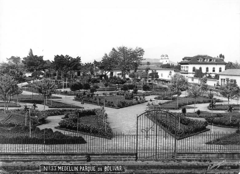 Panorámica del parque de Bolívar del Centro de Medellín, en 1918, cuando estuvo enrejado. FOTO MELITÓN RODRÍGUEZ 