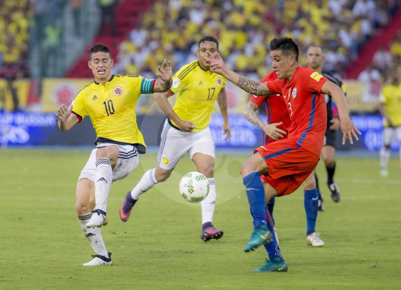 Después del partido ante los chilenos, James Rodríguez fue uno de los que se quejó de la cancha. FOTO juan antonio sánchez