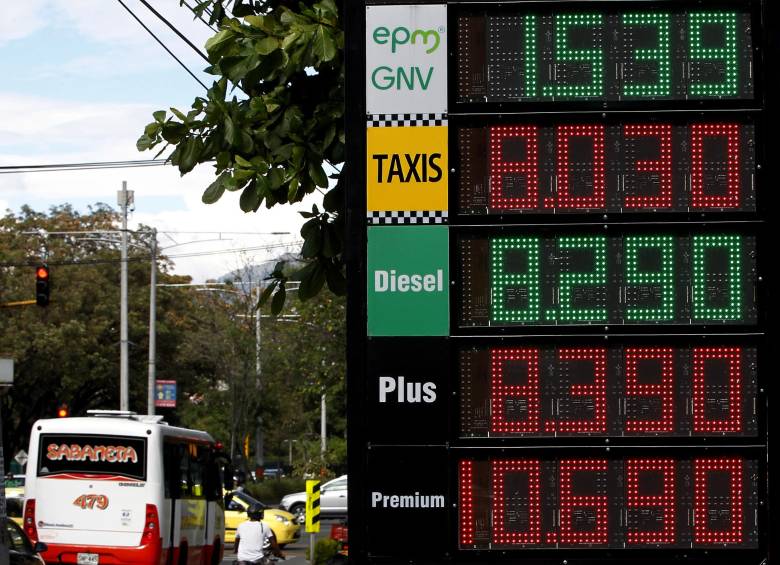 En el último año el precio sugerido para galón de corriente cayó $50,8; el barril de crudo WTI lo hizo en $90.000. FOTO jaime pérez