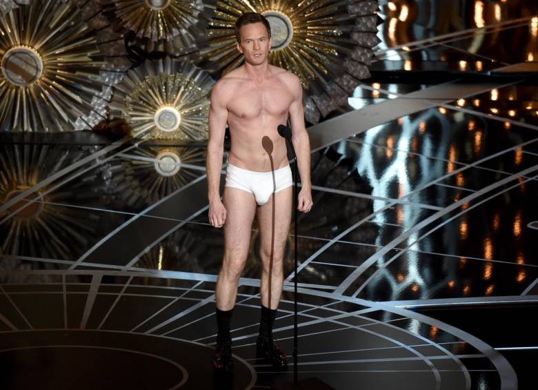El anfitrión imitó escena de la película Birdman y salió en ropa interior al escenario. FOTO AP