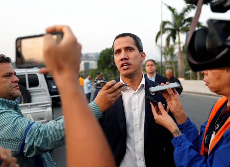 Mientras el mundo conoce los pormenores del alzamiento de la oposición en Venezuela, los venezolanos no tienen acceso a medios de comunicación. FOTO: Reuters