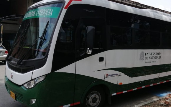 Este es uno de los dos buses que facilitó la U. de A. para el transporte de personal que labora en la Clínica León XIII. FOTO CORTESÍA IPS UNIVERSITARIA