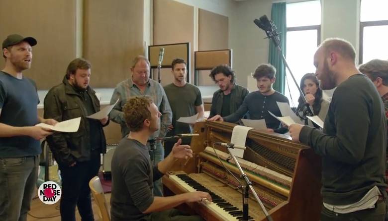 Los actores de Game of Thrones compartieron con Chris Martin en el especial que se vio este jueves en Estados Unidos. Fotograma de YouTube