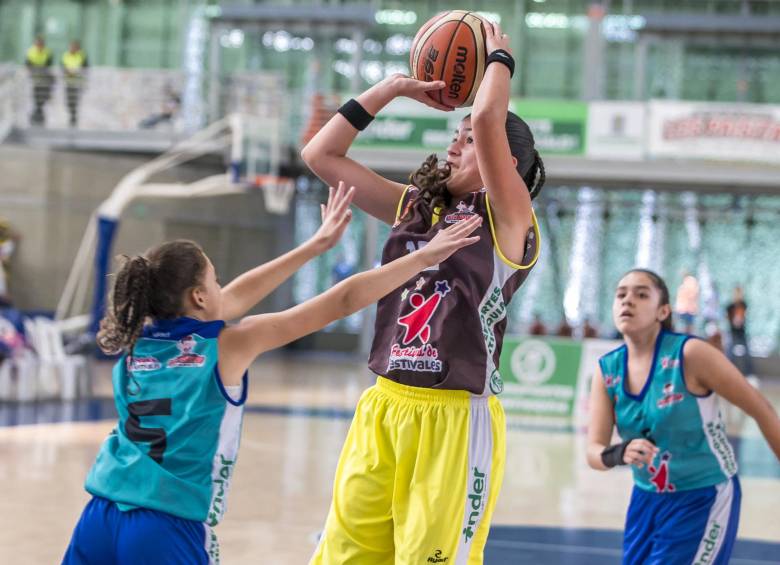 En acción, Salomé Palacios, una de las integrantes del equipo de Ituango que participa en el Babybaloncesto. El espectáculo continúa hoy en el coliseo Iván de Bedout. FOTO Juan Antonio Sánchez 