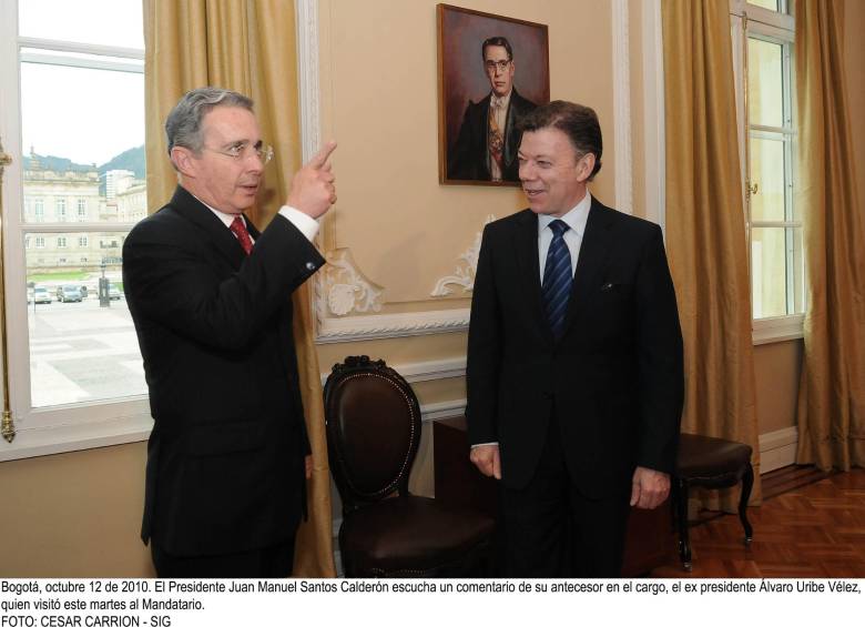 En octubre de 2010 el expresidente Uribe visitó al presidente Santos en la Casa de Nariño, desde mediados del año siguiente ambos cortaron toda comunicación. FOTO Archivo colprensa