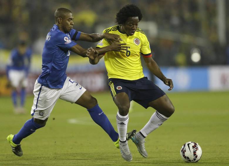 Carlos Sánchez (6) hizo una buena labor de contención en el medio, cortando el circuito Neymar-Willian-Firmino del ataque brasileño. FOTO AP