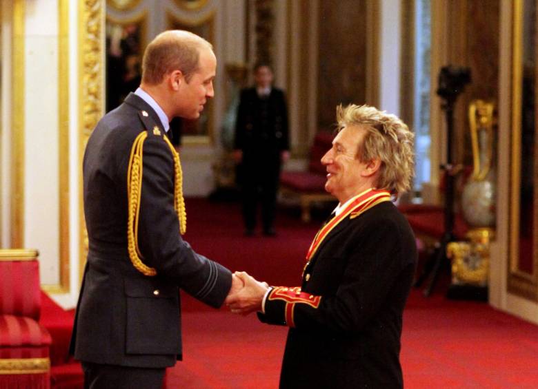 El príncipe Guillermo de Inglaterra le entregó la distinción. FOTO AP